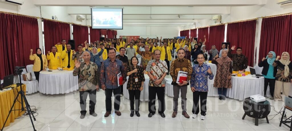 Advokat Dr. Yayan Riyanto, SH, MH (dua dari kanan) bersama Wakil Rektor Unidha serta narasumber lainnya pose bersama peserta kuliah tamu program studi Magister fakultas hukum. (ist).