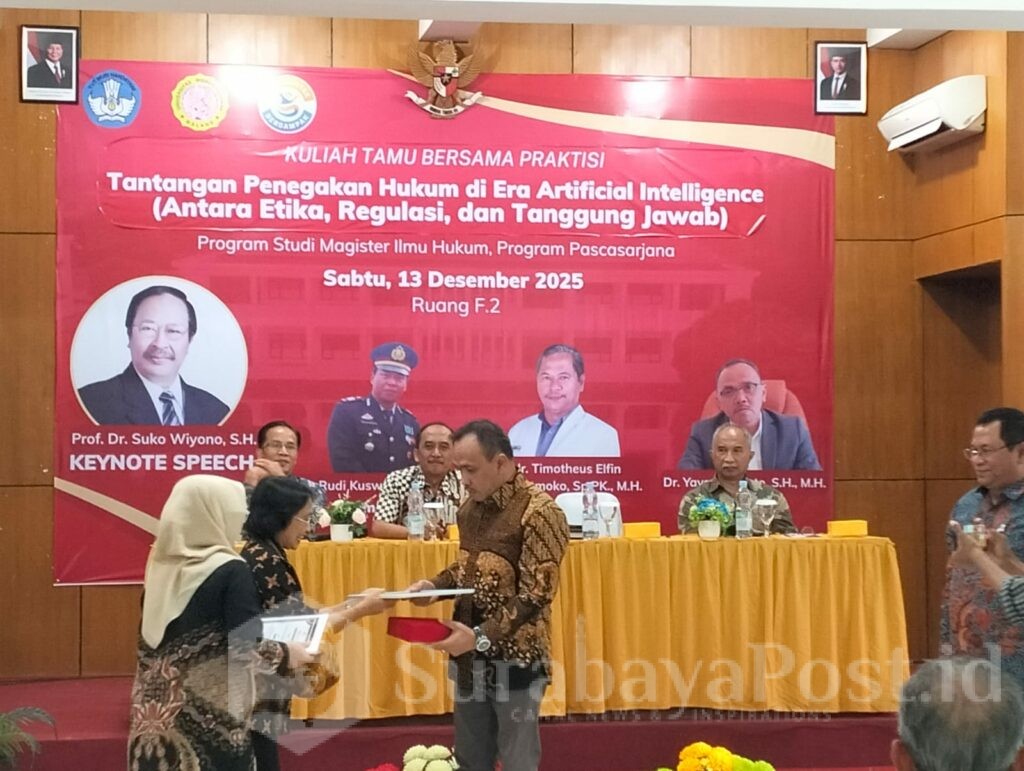 Advokat Dr Yayan Riyanto, SH, MH menerima cinderamata yang diserahkan Wakil Rektor I Bidang Akademik Unidha Malang Dr. Ni Wayan Suarniati, S.Pd., S.H., M.Pd. (ist).