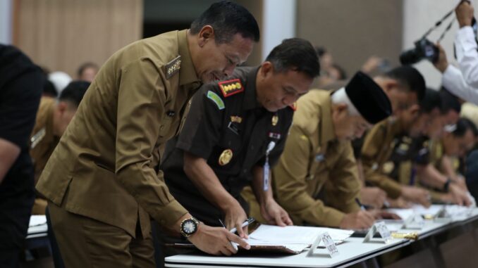 Kajari Tri Joko dan Wali Kota Malang Tandatangani PKS Pidana Kerja Sosial, Senin 15 Desember 2025. (Foto: Kejari/istimewa).