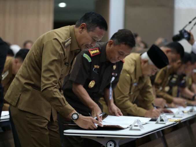 Kajari Tri Joko dan Wali Kota Malang Tandatangani PKS Pidana Kerja Sosial, Senin 15 Desember 2025. (Foto: Kejari/istimewa).