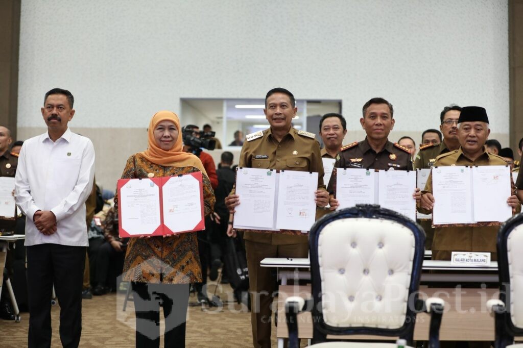Kajari Tri Joko dan Wali Kota Malang, Wahyu Hidayat bersama Gubernur Jatim, Khofifah Indar parawansa menunjukkan dokumen yang telah ditandatangani. (istimewa).
