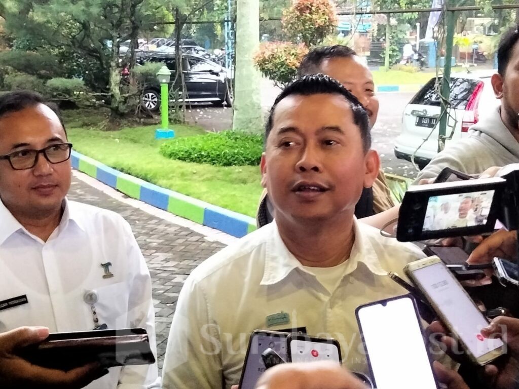 Direktur Utama Perumda Tugu Tirta, Priyo Sudibyo memberikan keterangan kepada wartawan