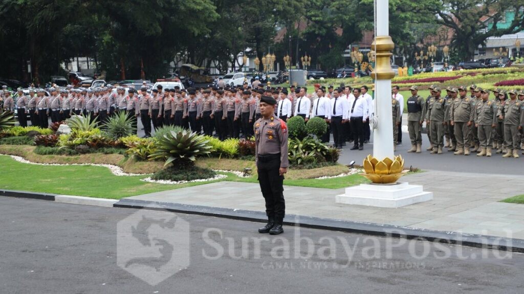 Polresta Malang Kota bersama Pemerintah Kota Malang dan jajaran TNI menggelar Apel Gelar Pasukan Operasi Lilin Semeru 2025 di halaman Balai Malang Malang., Jumat (19/12/2025)
