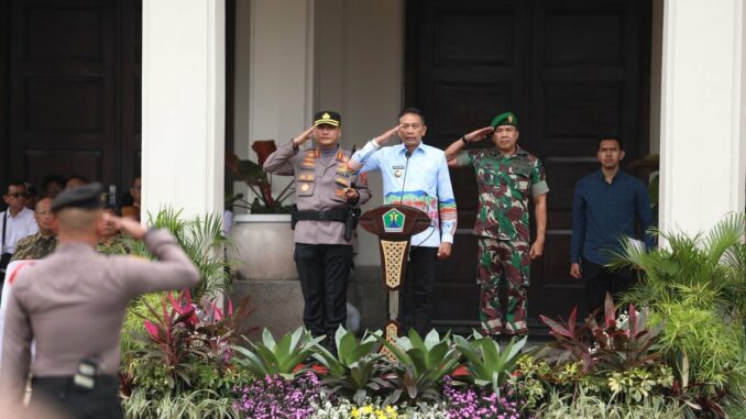 Polresta Malang Kota bersama Pemerintah Kota Malang dan jajaran TNI menggelar Apel Gelar Pasukan Operasi Lilin Semeru 2025 di halaman Balai Malang Malang., Jumat (19/12/2025)