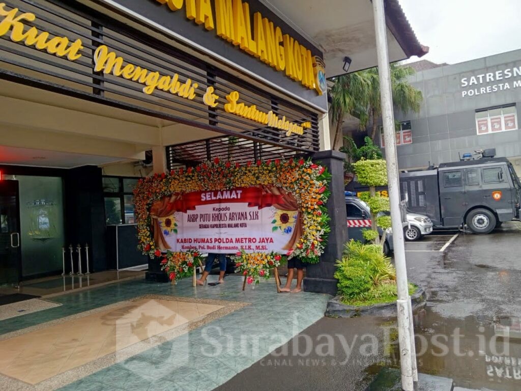 Ucapan selamat berupa karangan bunga atas jabatan baru AKBP Putu Kholis dari Kabid Humas Polda Metro Jaya. (Foto: istimewa).