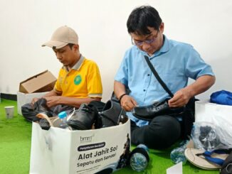 Dari Keterbatasan Menuju Kemandirian, BMM Jatim Latih Disabilitas Jahit Sol Sepatu. (istimewa).