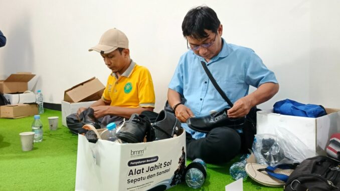 Dari Keterbatasan Menuju Kemandirian, BMM Jatim Latih Disabilitas Jahit Sol Sepatu. (istimewa).