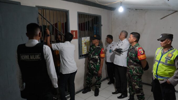 Lapas Malang Gencar Antisipasi Gangguan Kamtib dengan Razia Gabungan TNI-Polri, Rabu 24 Desember 2025. (Foto: L'SIMA).