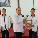 Kalapas Kelas I Malang, Teguh Pamuji menyerahkan remisi khusus natal pada 54 warga binaan. (Foto: L'SIMA).