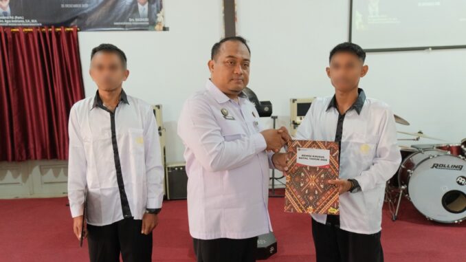 Kalapas Kelas I Malang, Teguh Pamuji menyerahkan remisi khusus natal pada 54 warga binaan. (Foto: L'SIMA).