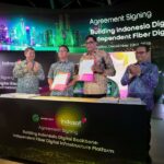 Vikram Sinha - President Director & CEO Indosat Ooredoo Hutchison menandatangani perjanjian investasi pembentukan perusahaan patungan (joint venture) untuk membangun sebuah platform serat optik digital terkemuka di Indonesia (“FiberCo”).