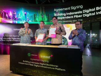 Vikram Sinha - President Director & CEO Indosat Ooredoo Hutchison menandatangani perjanjian investasi pembentukan perusahaan patungan (joint venture) untuk membangun sebuah platform serat optik digital terkemuka di Indonesia (“FiberCo”).