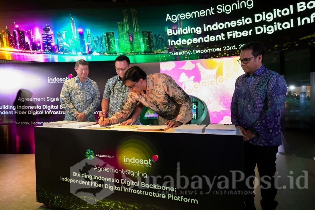 Vikram Sinha - President Director & CEO Indosat Ooredoo Hutchison menandatangani perjanjian investasi pembentukan perusahaan patungan (joint venture) untuk membangun sebuah platform serat optik digital terkemuka di Indonesia (“FiberCo”).