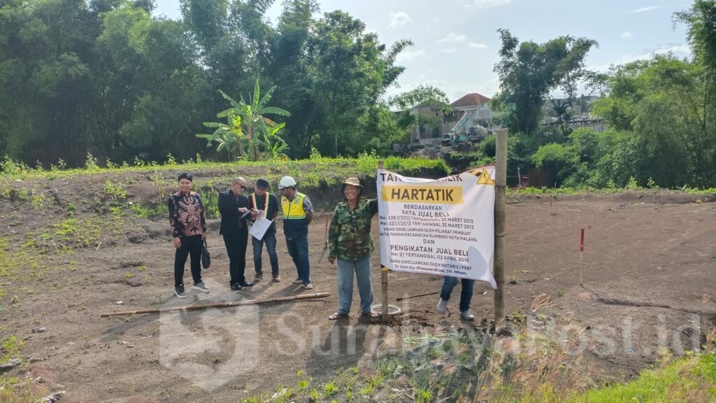 Dilahan inilah Solikin memasang Banner bahwa lahan tersebut milik istrinya.