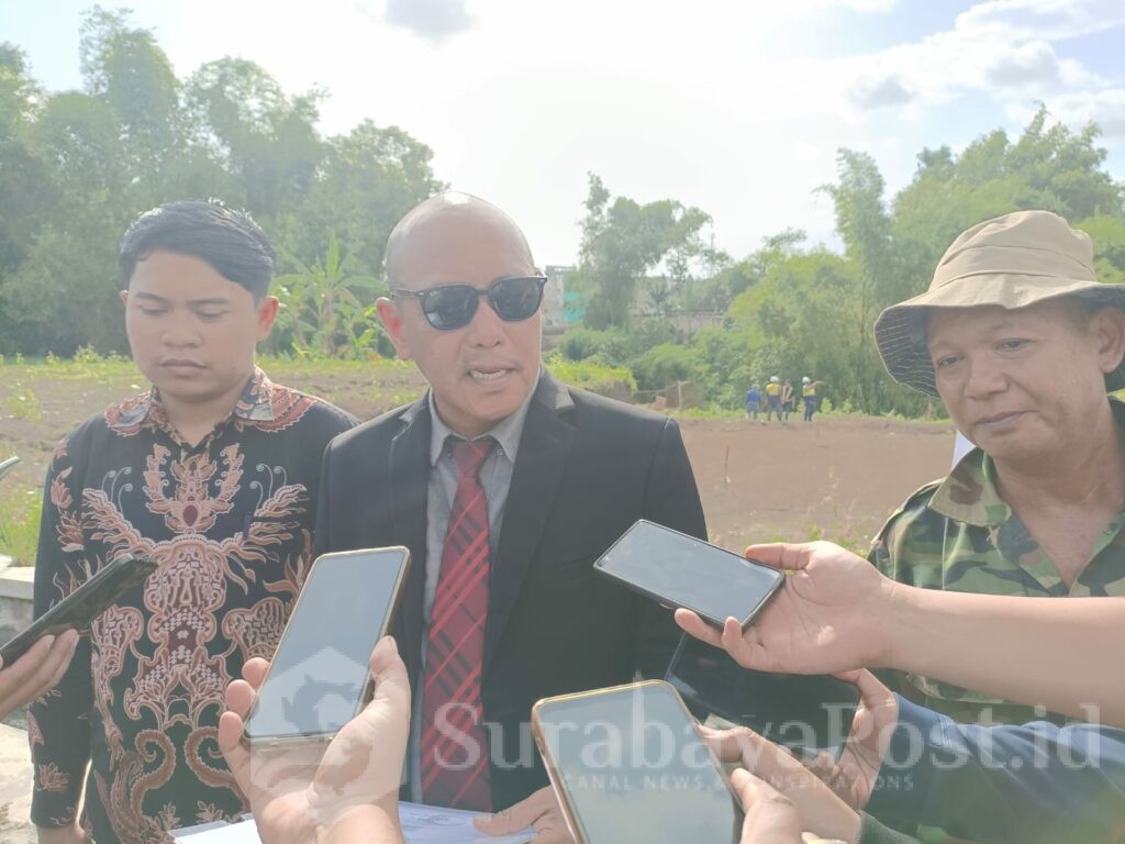 Djoko Tritjahjana, SH, MH memberikan keterangan kepada wartawan.