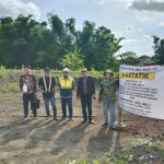 Solikin didampingi Djoko Tritjahjana, SH, MH selaku kuasa hukumnya, memasang banner yang menunjukkan lahan itu adalah milik istrinya berdasar Akta Jual Beli yang dikeluarkan PPAT, Senin (29/12/2025).