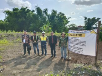 Solikin didampingi Djoko Tritjahjana, SH, MH selaku kuasa hukumnya, memasang banner yang menunjukkan lahan itu adalah milik istrinya berdasar Akta Jual Beli yang dikeluarkan PPAT, Senin (29/12/2025).