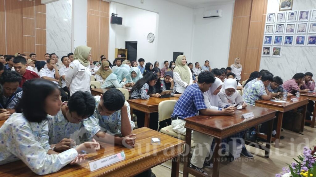 Sebanyak 12 tim peserta saat beradu kecerdasan di babak semifinal