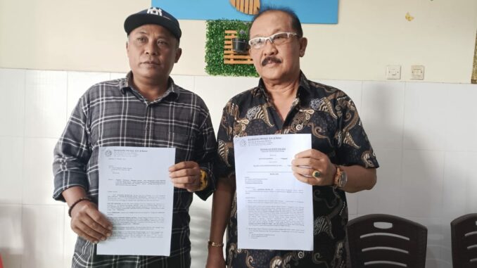 Didit Prio Wardoni bersama kuasa hukumnya, Suhendro Priyadi, SH (kanan) menunjukkan berkas gugatannya, Jumat (9/1/2026).