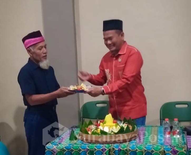 Pemotongan tumpeng oleh Ustadz Rokhmad anggota DPRD Kota Malang disela peresmian Balai RW XI Kelurahan Tanjungrejo. (ist).