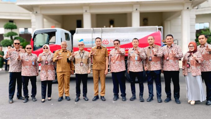 Perumda Tugu Tirta Terima Bantuan CSR Truk Tangki dari Bank Jatim, Senin 12 Januari 2026. (Sumber Humas Tugu Tirta).