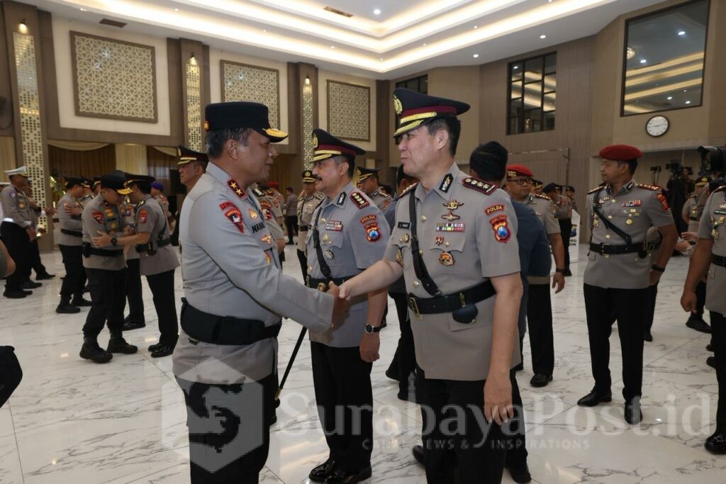 Kombes Pol Putu Kholis menerima ucapan selamat dari Irjen Pol Nanang Avianto. (istimewa).