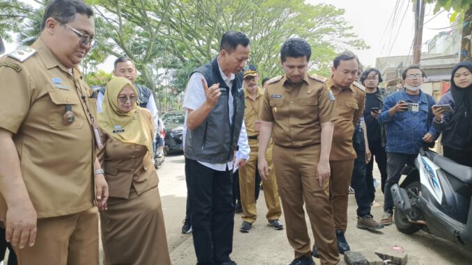 Wagub Jatim Tinjau Proyek Drainase di Jalan Soekarno-Hatta: "Fokus pada Solusi, Bukan Keterlambatan, Selasa (13/1/2026(.