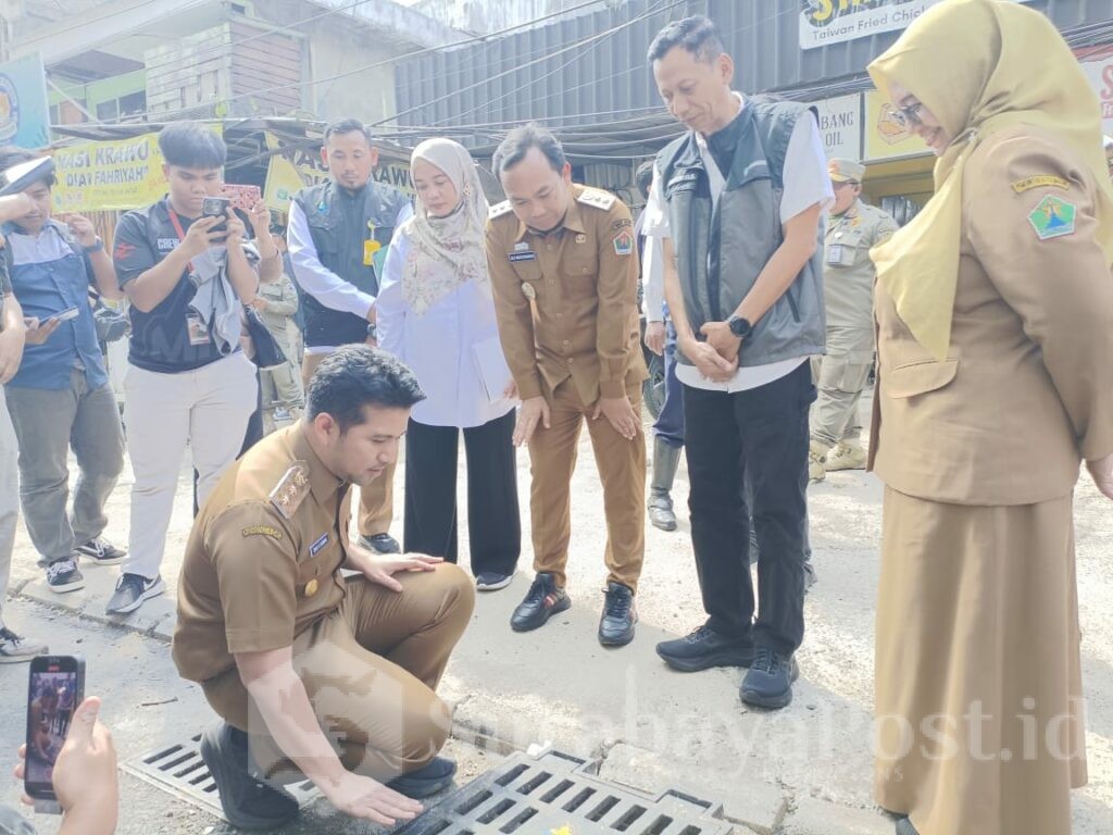 Wagub Jatim Tinjau Proyek Drainase di Jalan Soekarno-Hatta: "Fokus pada Solusi, Bukan Keterlambatan, Selasa (13/1/2026(.