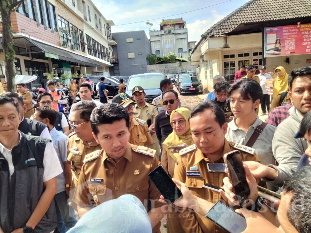 Wagub Jatim, Emil Elistianto Dardak memberikan keterangan kepada wartawan