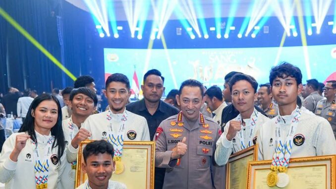 Mahasiswa UIBU Peraih Emas SEA Games 2025, Terima SK Rekrutmen Anggota Polri dari Jenderal Polisi Drs. Listyo Sigit Prabowo, M.Si. (Sumber Humas UIBU).