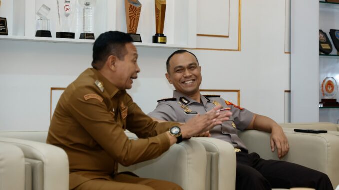 Kapolres Malang Kota, Kombes Pol Putu Kholis Aryana saat berkunjung ke Walikota Wahyu Hidayat
