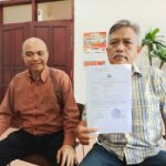 LAPOR: Ketua PPLP PT PGRI Malang, Dr Christea Frisdiantara menunjukkan LP Polda Jatim terkait penggelapan uang kampus yang diduga dilakukan Rektor Unikama, Dr. Sudi Dul Aji, M.Si.