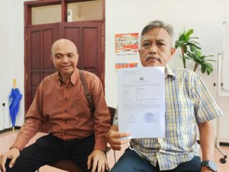 LAPOR: Ketua PPLP PT PGRI Malang, Dr Christea Frisdiantara menunjukkan LP Polda Jatim terkait penggelapan uang kampus yang diduga dilakukan Rektor Unikama, Dr. Sudi Dul Aji, M.Si.