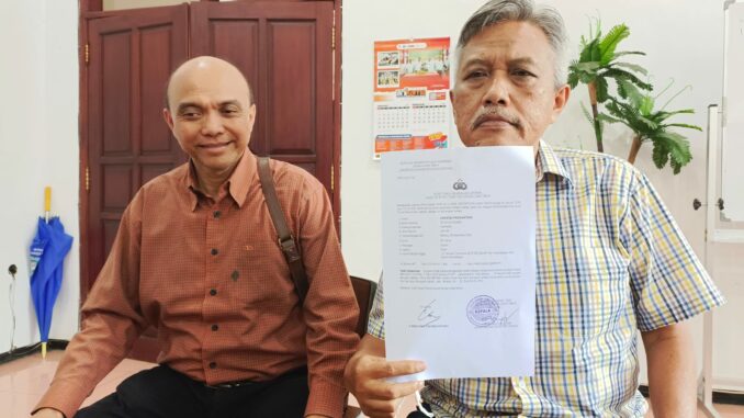 LAPOR: Ketua PPLP PT PGRI Malang, Dr Christea Frisdiantara menunjukkan LP Polda Jatim terkait penggelapan uang kampus yang diduga dilakukan Rektor Unikama, Dr. Sudi Dul Aji, M.Si.