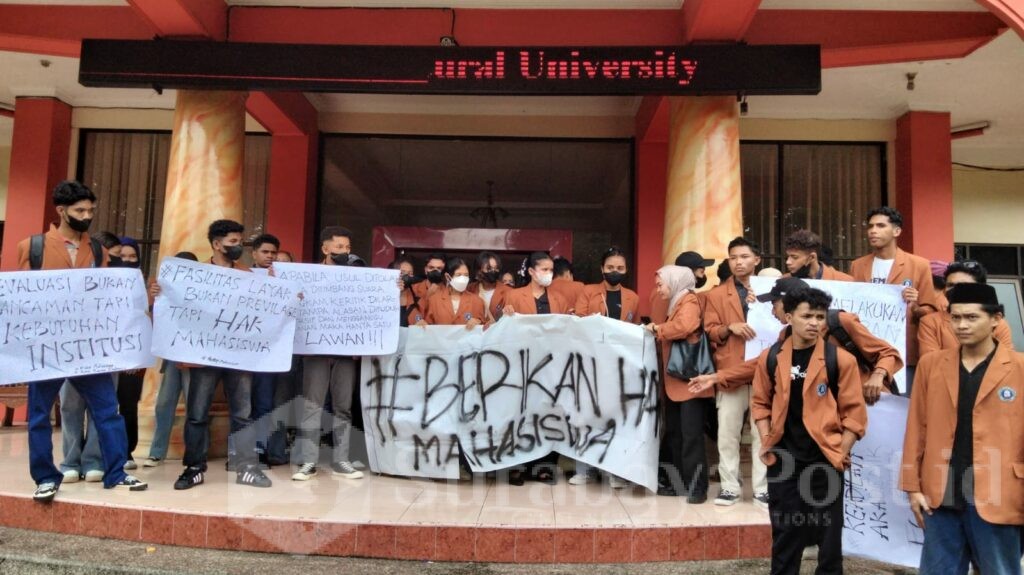 Aksi damai puluhan mahasiswa Unikama dengan enam tuntutan, Kamis (22/1/1026) siang.