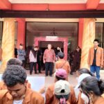 Rektor Unikama saat menemui mahasiswa yang melakukan aksi damai