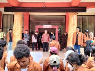 Rektor Unikama saat menemui mahasiswa yang melakukan aksi damai