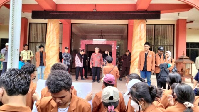 Rektor Unikama saat menemui mahasiswa yang melakukan aksi damai