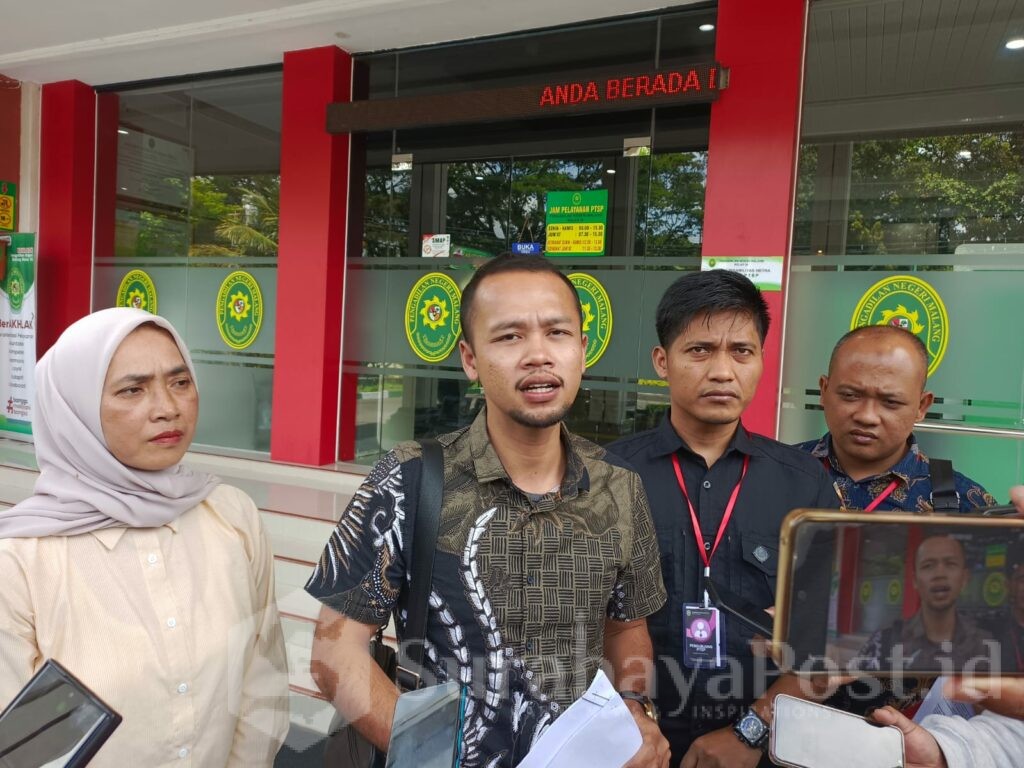 Farhan Faelani didampingi Jumadhi Arahab dan Sigit Rahmantoro memberikan keterangan kepada wartawan