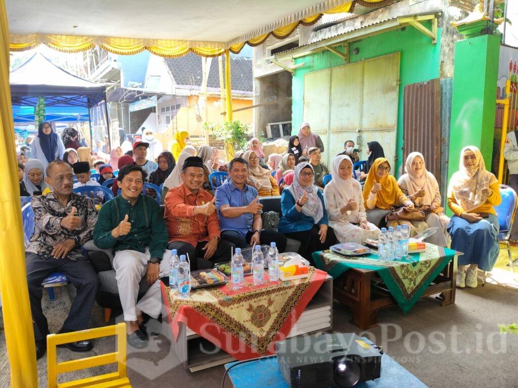 Anggota DPRD Kota Malang, H. Rokhmad, S.Sos bersama tamu undangan