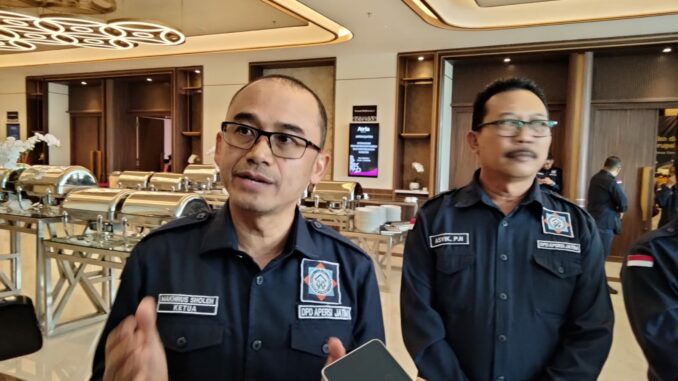 Ketua DPD APERSI Jawa Timur, H. Makhrus Sholeh memberikan keterangan kepada wartawan.