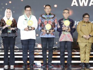 Wali Kota Malang, Wahyu Hidayat saat menerima penghargaan UHC 2026. (Sumber Pemkot Malang).