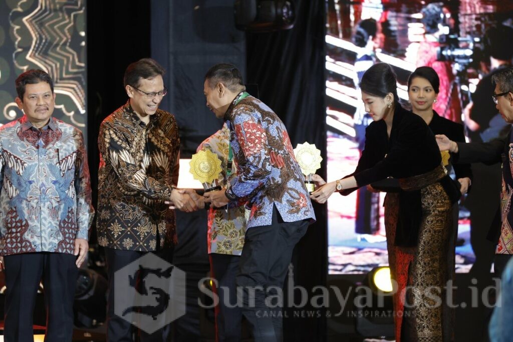 Wali Kota Malang, Wahyu Hidayat saat menerima penghargaan UHC 2026. (Sumber Pemkot Malang).