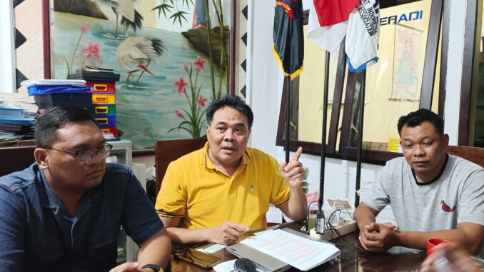 Advokat Sumardhan, SH, MH bersama tim menggelar konferensi pers terkait hasil sidang, Jumat (30/1/2026).