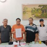 MEMANAS: Pengurus PPLP-PT PGRI didampingi Sumardhan, SH, MH, kuasa hukumnya menunjukkan bukti laporan ke polisi tentang dugaan kekerasan, Senin (2/2/2026).