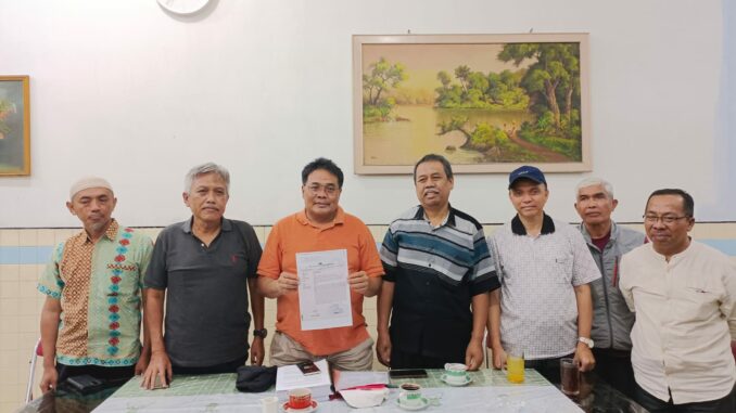 MEMANAS: Pengurus PPLP-PT PGRI didampingi Sumardhan, SH, MH, kuasa hukumnya menunjukkan bukti laporan ke polisi tentang dugaan kekerasan, Senin (2/2/2026).