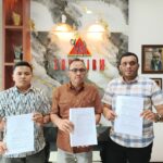 Advokat Dr Yayan Riyanto, SH, MH didampingi rekannya V.L.F. Bili, SH, MH, dan Rifqi I. Wibowo, SH menunjukkan objek sengketa yang telah inkrah, Senin (2/2/2026).