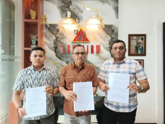 Advokat Dr Yayan Riyanto, SH, MH didampingi rekannya V.L.F. Bili, SH, MH, dan Rifqi I. Wibowo, SH menunjukkan objek sengketa yang telah inkrah, Senin (2/2/2026).