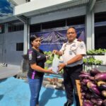 Kalapas Kelas I Malang, Teguh Pamuji, menyerahkan 100 paket sayur hasil panen brandgang kepada keluarga warga binaan. (Sumber L'SIMA).