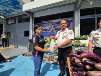 Kalapas Kelas I Malang, Teguh Pamuji, menyerahkan 100 paket sayur hasil panen brandgang kepada keluarga warga binaan. (Sumber L'SIMA).